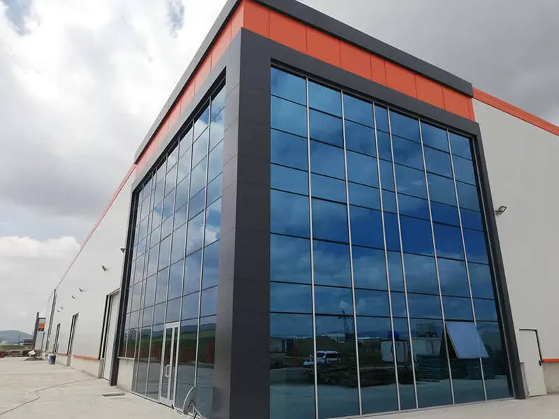 Siyah Renkli Kompozit Cephe Detayı