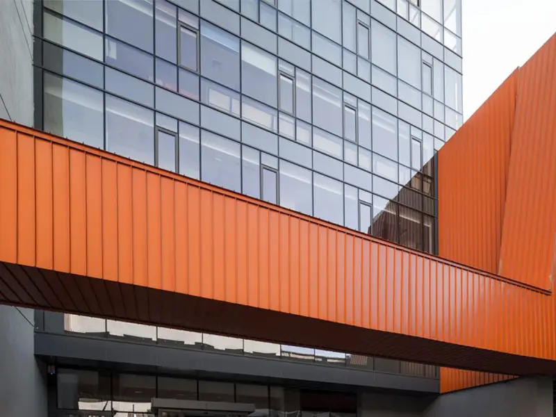 Yarı kapaklı cephede mimari çizgi ve derinlik etkisi